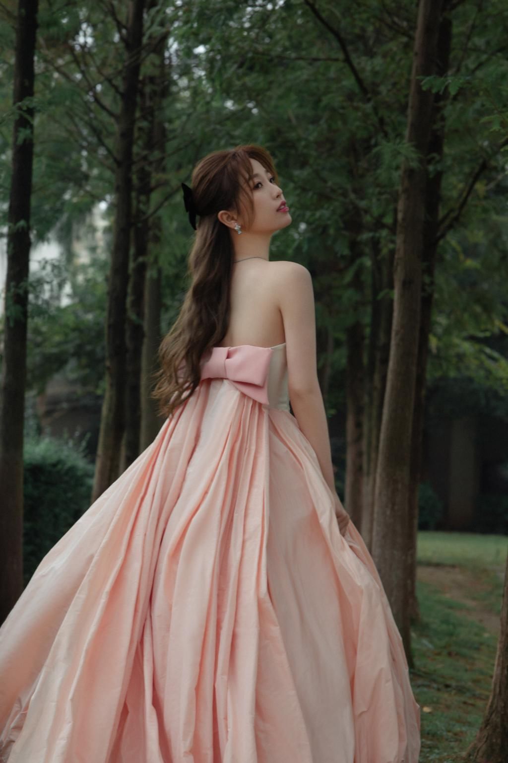 虞书欣粉色花苞长裙出席金鹰节颁奖晚会，后背的蝴蝶结绝美，真大小姐驾到