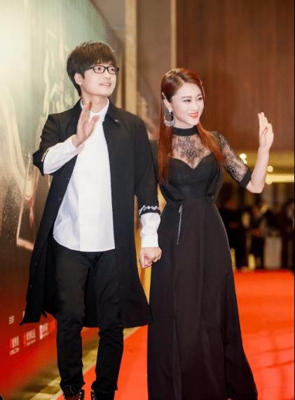 玖月奇迹王小玮长胖变肉脸，与帅哥同行走红毯，王小海却销声匿迹