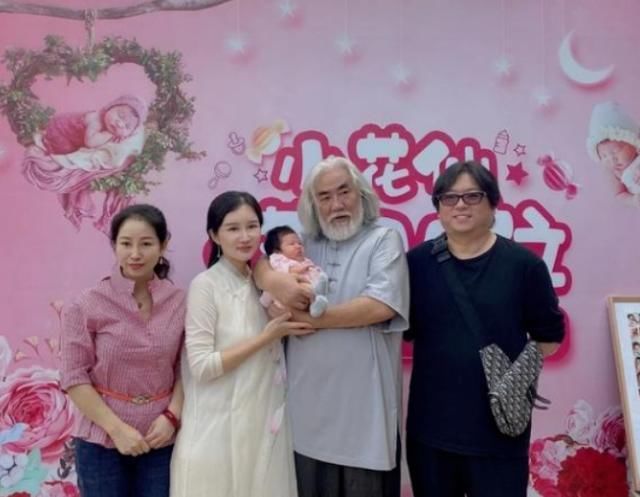 杜星霖被张纪中霸气搂怀，小31岁妻子满面春光，2胎仍小鸟依人