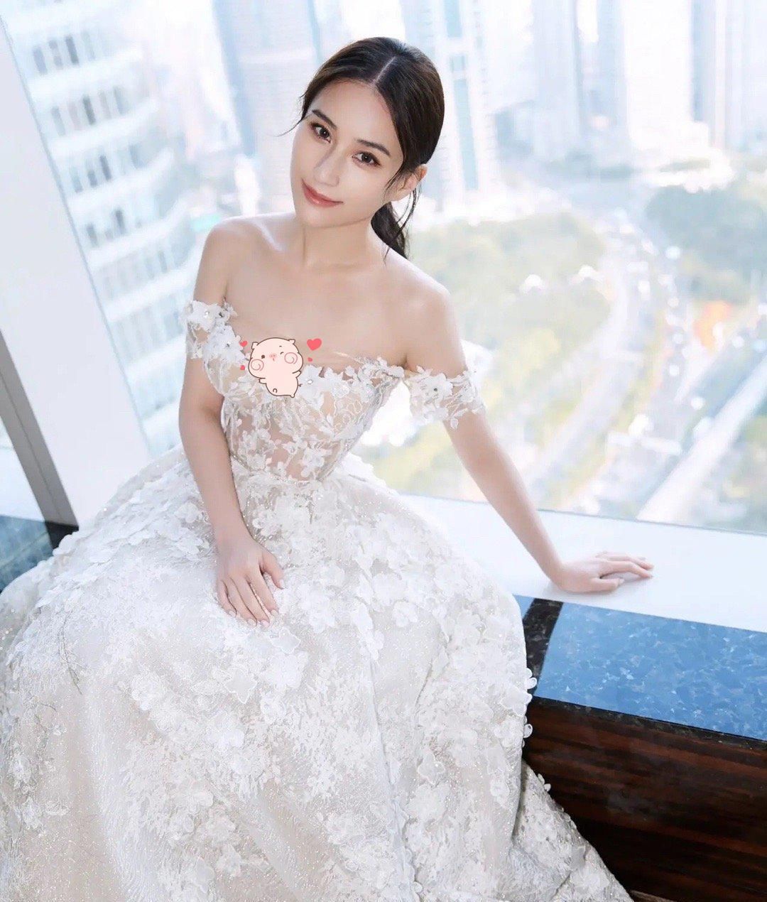 窦骁携何超莲甜蜜亮相，女友穿白色蕾丝抹胸裙，真的太美了