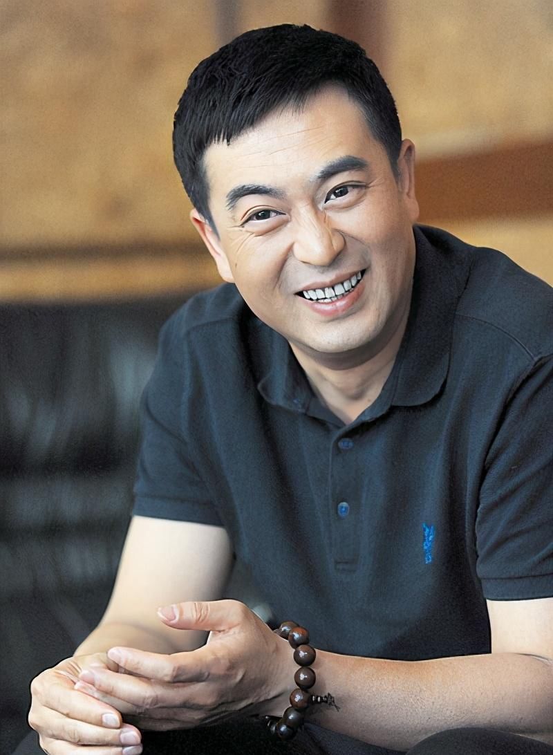 年轻时的张嘉译长得像肖战？网友以为开玩笑，不料晒出照片被打脸