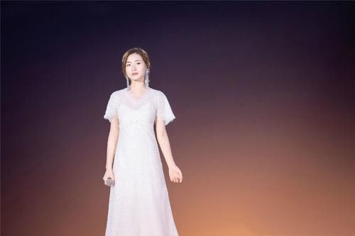 脚蹬红色人字拖，万茜、五条人联手加盟快手一千零一夜