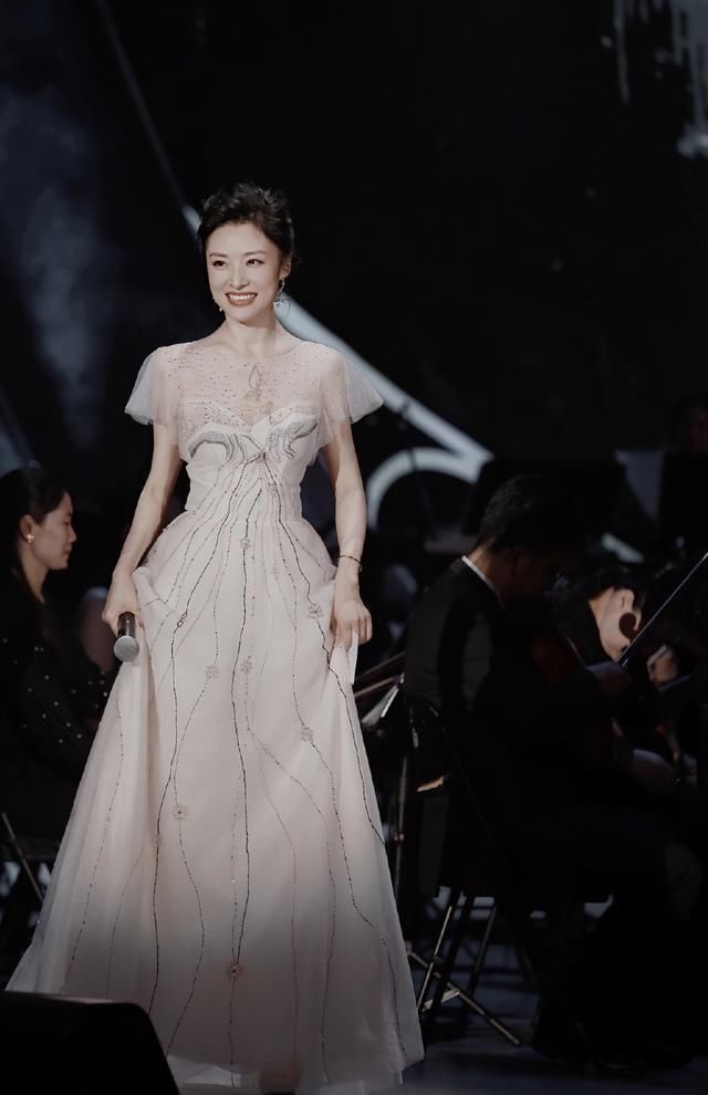 52岁周涛才是仙女本仙!一袭薄纱仙女裙惊艳全场,一打扮赢过女明星