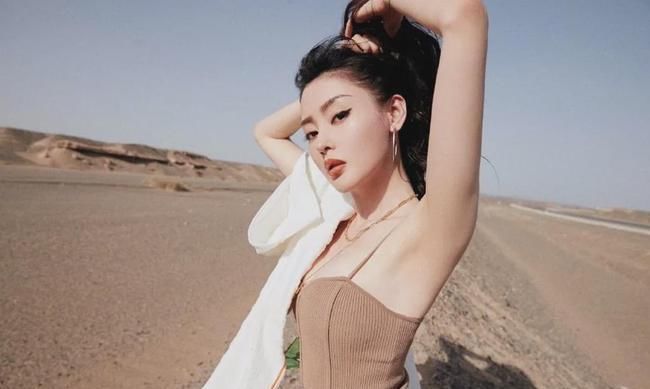 从群众演员给巩俐当光替到当红女星，她的上位史非常精彩！