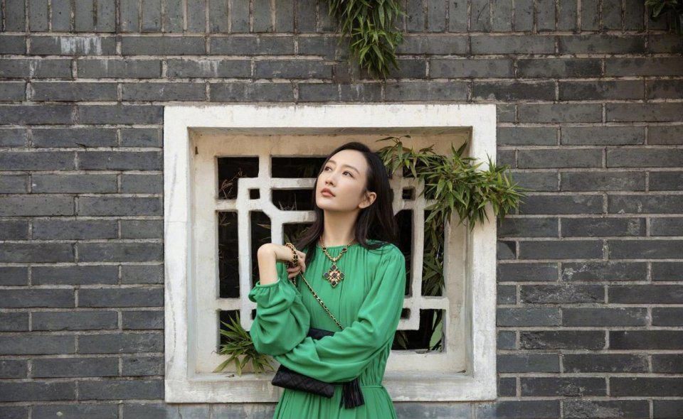 170王鸥这么穿气质真好，绿色连衣裙配透明拖鞋，美.