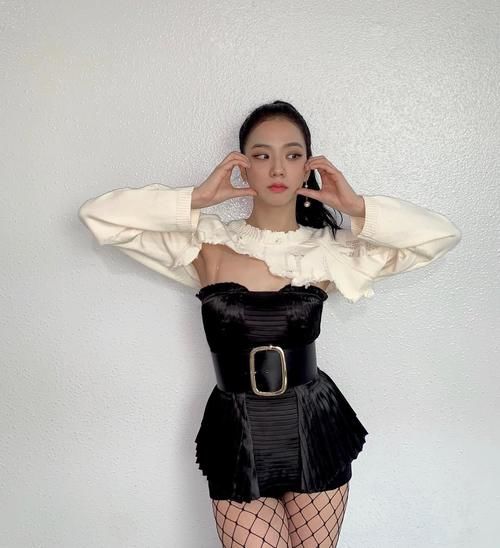 粉墨Jennie俏皮嘟嘴似小猫；金智秀踩高跷苹果肌比心，被称队内大姐大