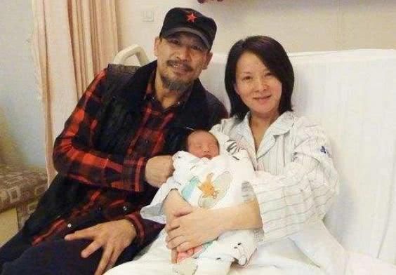 他们恩爱18年，本打算丁克，却41岁高龄产子，如今儿子已经6岁了