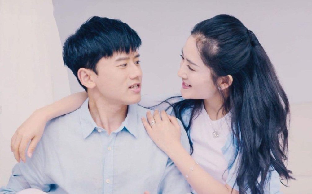 被嘲靠老婆成名出圈，扬言有资本才能靠，后来一手烂牌终于成王炸