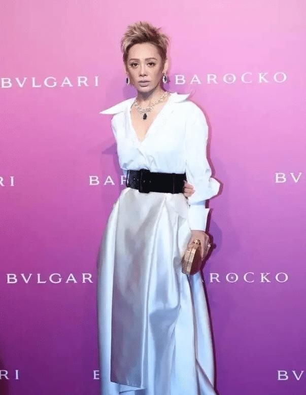 宁静活动生图流出，离开十级美颜滤镜，面容憔悴显老气