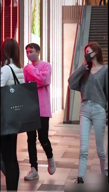 接地气还是低调炫富？王思聪穿粉色拖鞋坐劳斯莱斯
