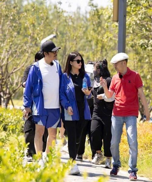 47岁蔡少芬生完三胎身材开挂！少女背影美上天，跳广场舞逗笑老公