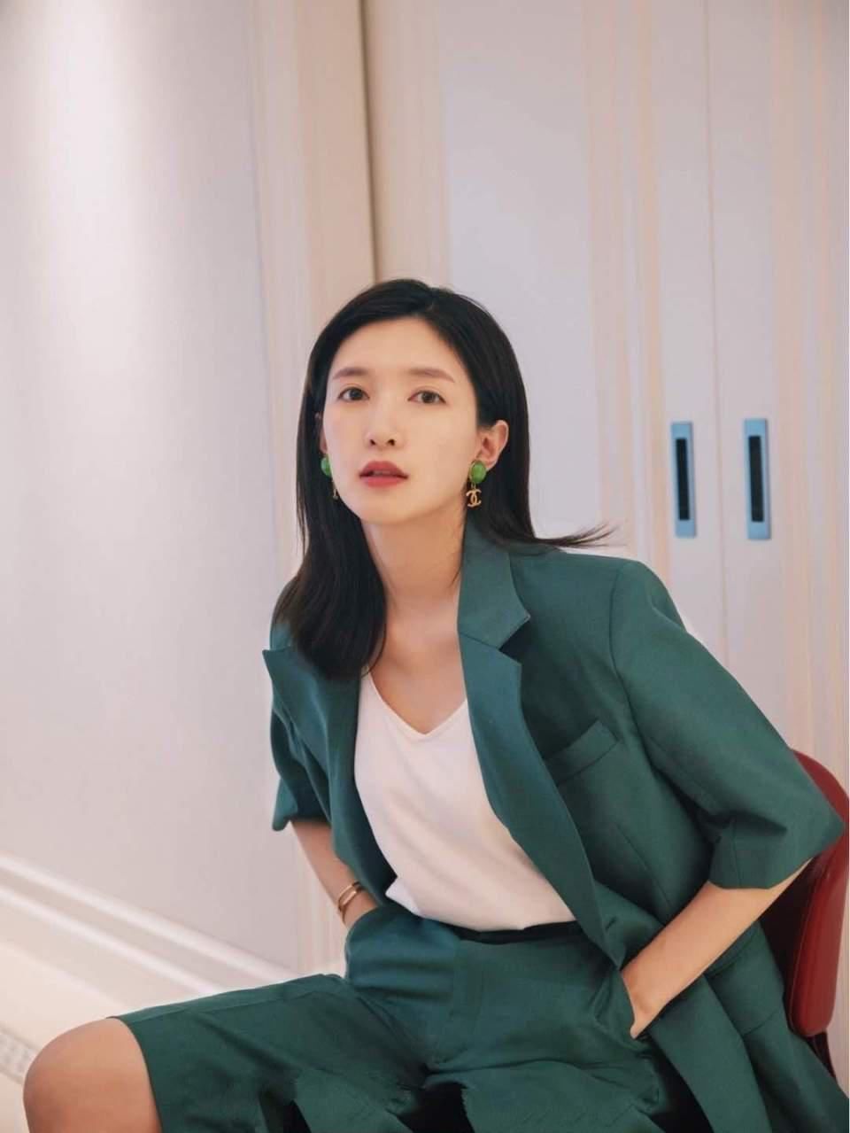 170王鸥这么穿气质真好，绿色连衣裙配透明拖鞋，美.
