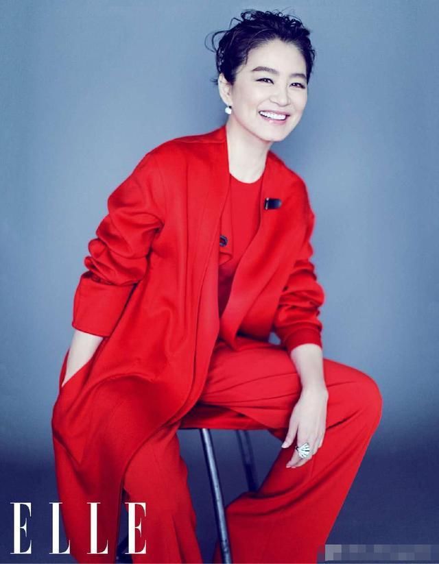 66岁林青霞真是优雅老去!素颜怼脸下肌肤白皙,扎丸子头美到爆