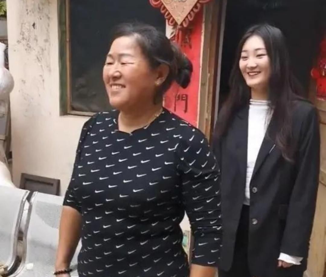 大衣哥的儿媳妇做直播，成功地做到了资源整合，并且带动三个家庭