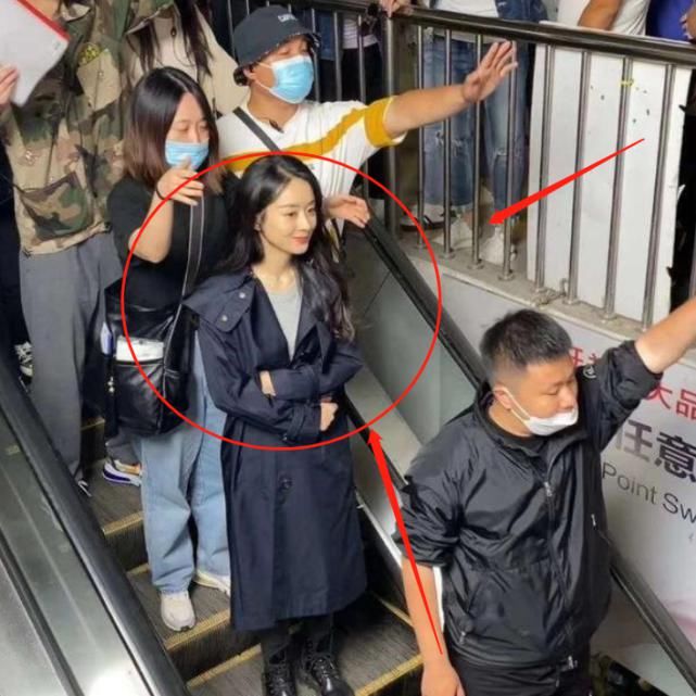 赵丽颖现身商场拍戏，路人围堵偷拍，32岁生图模样很真实
