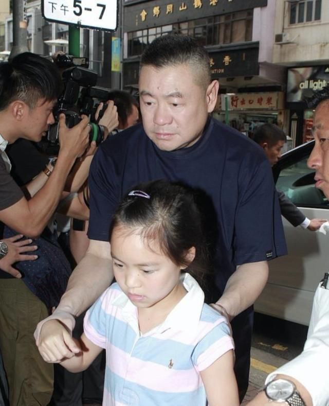刘銮雄缺席刘秀盈成人生日，将女儿从基金会除名，父女关系未改善