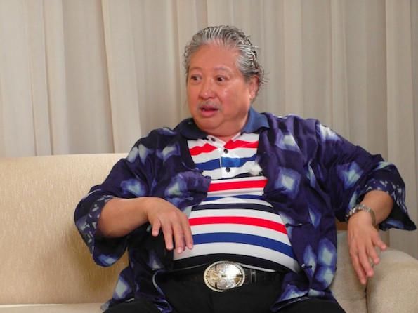 洪金宝拄拐杖面容憔悴，儿子一路搀扶！媳妇：孙子都抱不动