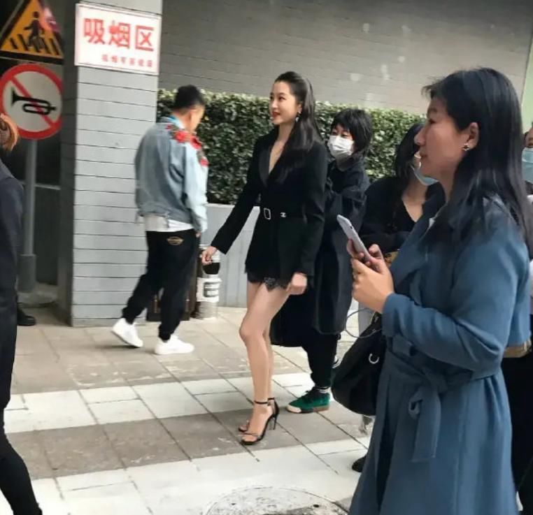 关晓彤亮相北电,失去了十级美颜的镜头下,这腿型确定我没看错?