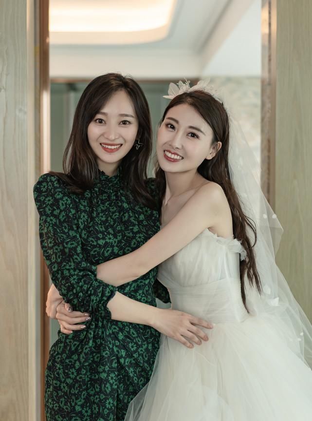 王治郅妻子现身婚礼现场,与新娘合影,网友看了照片称其像怀孕 360娱乐,你开心就好