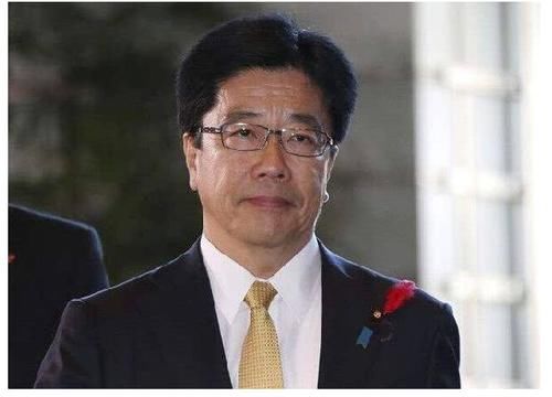 除了亲弟弟,据说安倍晋三中学的家庭教师平泽胜荣也将首次入阁.