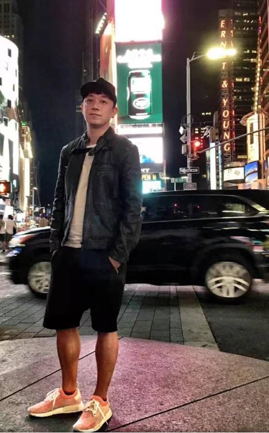 潘粤明变潘粤日月,穿格纹衬衫像理工科直男,看着好可爱