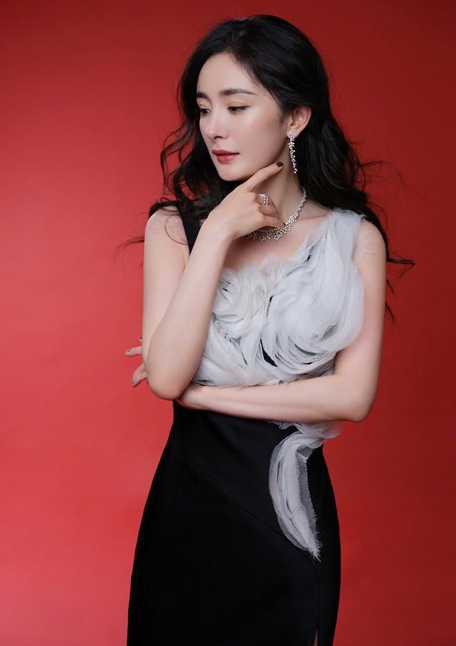 求求杨幂别卖少女人设了!未修生图流出,一脸愁容就是老阿姨