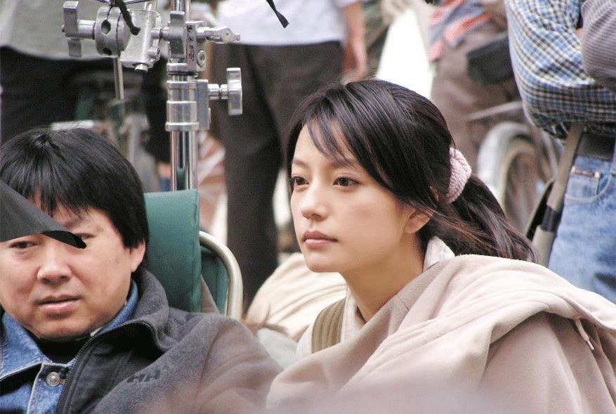 杨钰莹商演捞金遇堵车，坐路人电动车赶时间，穿红裙笑容满面