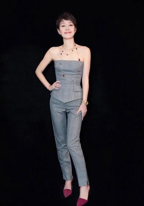 马伊琍赢得漂亮，穿格纹套装撞衫古力娜扎，大女人风范是关键