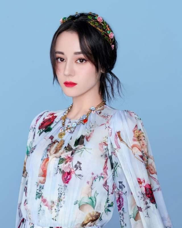 明星得知自己得奖的反应:王一博脸红,迪丽热巴这一举动被赞暖心