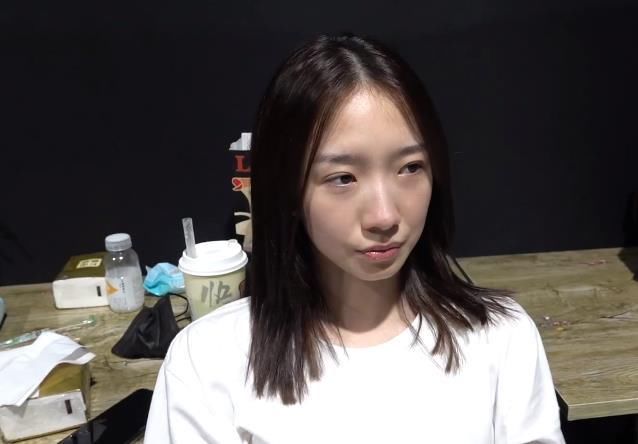 孟美岐彩排没化妆，头顶发量稀疏，助理镜头下，22岁纯素颜引热议