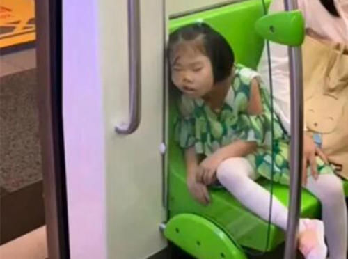 女童地铁上倚着挡板打瞌睡，结果脸被压成猪八戒，网友：心疼