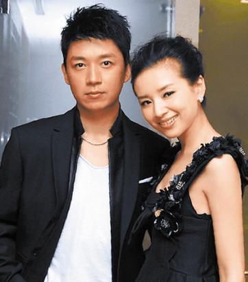 潘粤明难逃中年油腻？携小十岁绯闻女友现身，啤酒肚明显发际线堪忧