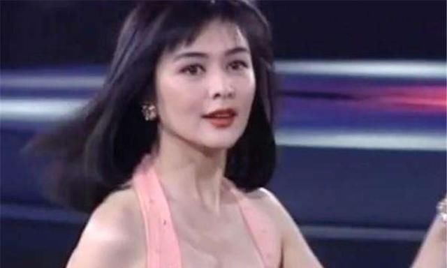 她出身演艺世家，从小就是美人胚子，可在爱情上经历了很多坎坷