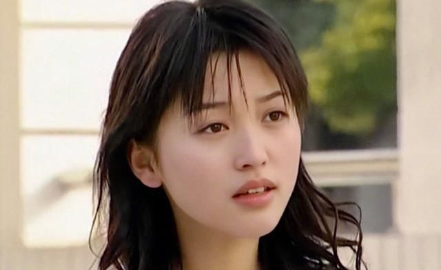金莎机场拿甘蔗过安检，调侃自己像丐帮帮主，一身白裙清新脱俗