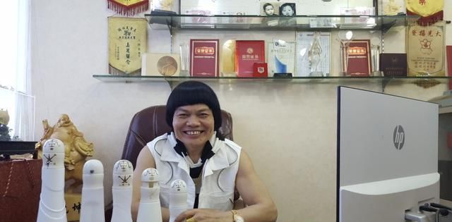66岁绿叶八两金常驻内地转型做老板，携25岁儿子四处登台月入50万