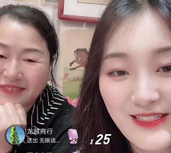 大衣哥儿媳陈亚男6天粉丝破百万，带亲弟弟直播，老公落寞坐背后