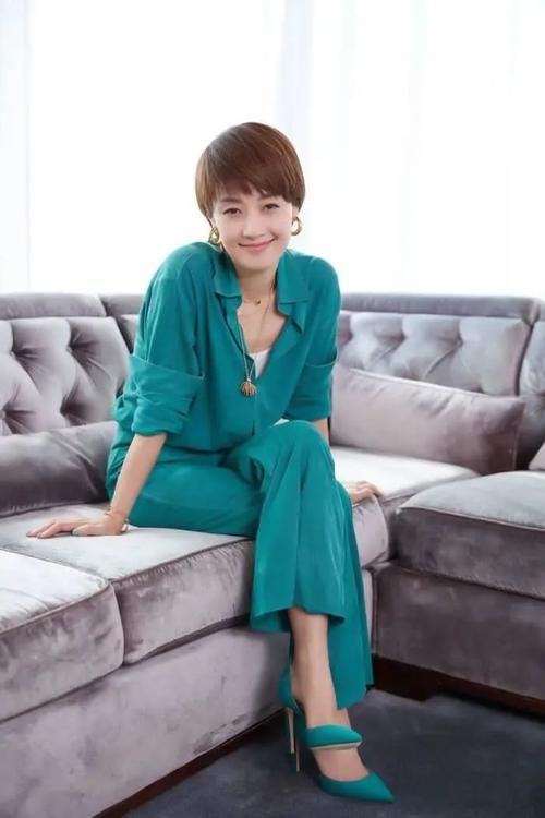 马伊琍赢得漂亮，穿格纹套装撞衫古力娜扎，大女人风范是关键