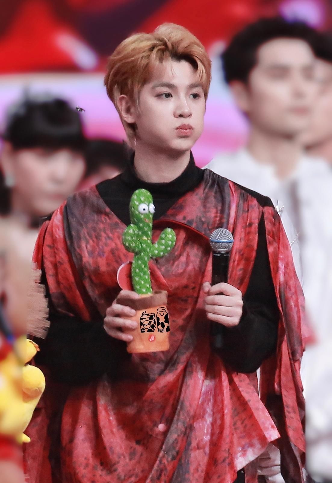 「justin」「新闻」240104 黄明昊释出萌力,表情包之王引爆粉丝心!