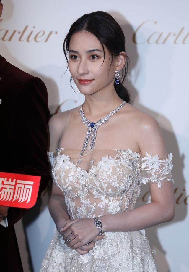 何超莲才是真名媛，跟窦骁合体现身，无论气质颜值都不输女明星！