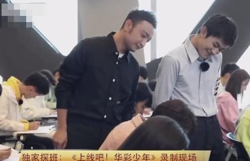 易烊千玺化身监考老师，一本正经写黑板字，但这字的水平是认真的吗？