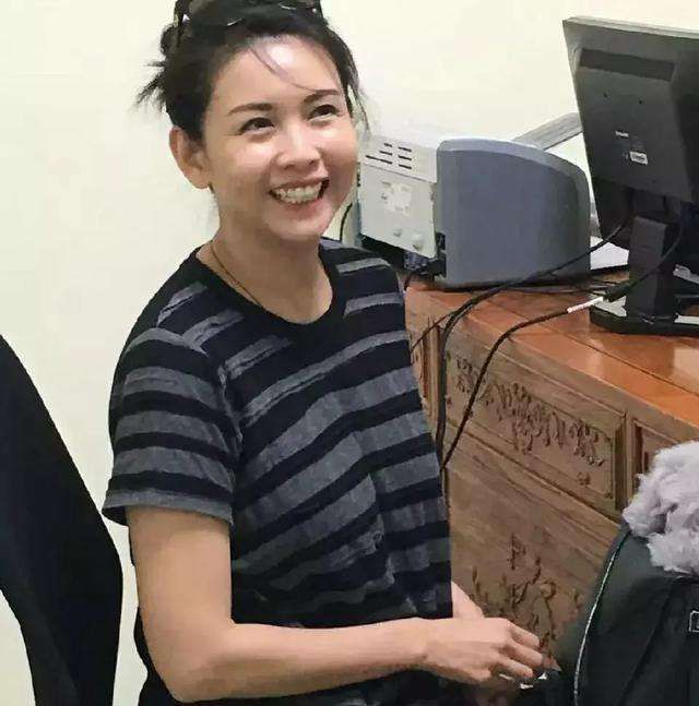 天然脸一样会老，邱淑贞脸上也有皱纹，但气质优雅依然漂亮！