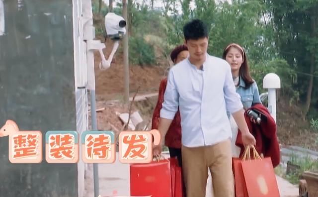 都见岳父母，GAI态度傲慢一直坐着打游戏，宁桓宇热情还送礼
