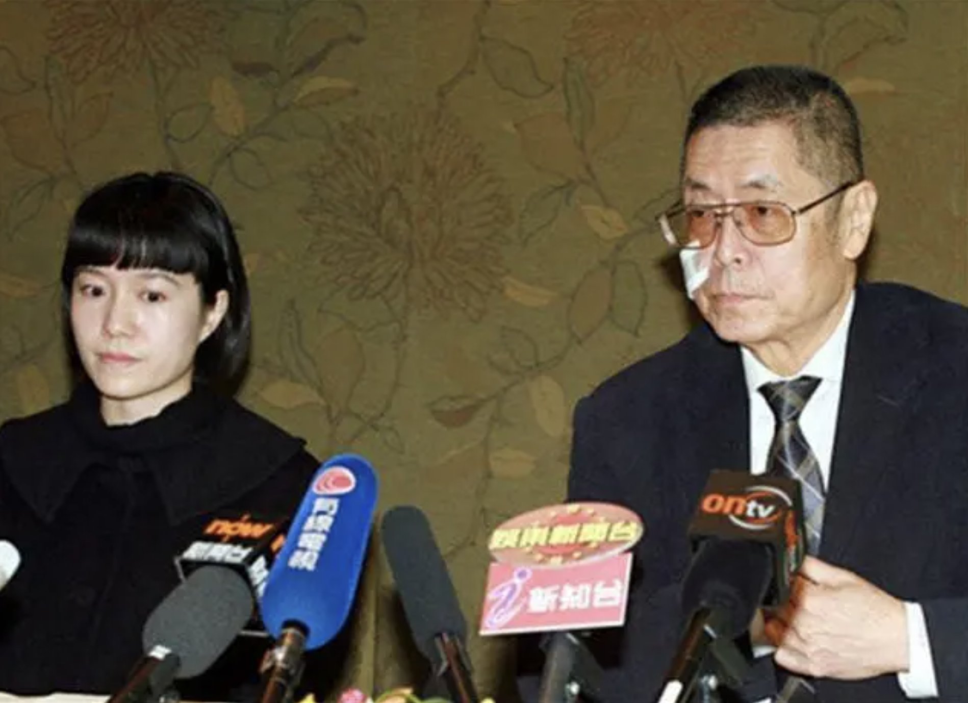 特殊年代过去后,他们并没有复婚,而是把感情升华为友谊,那时候叶向真