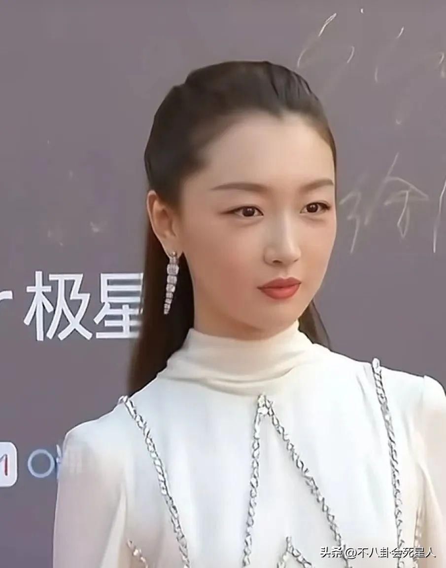 尤其是她和刘昊然恋情被曝光后,颜值明显提升,虽然没官宣,既不承认也